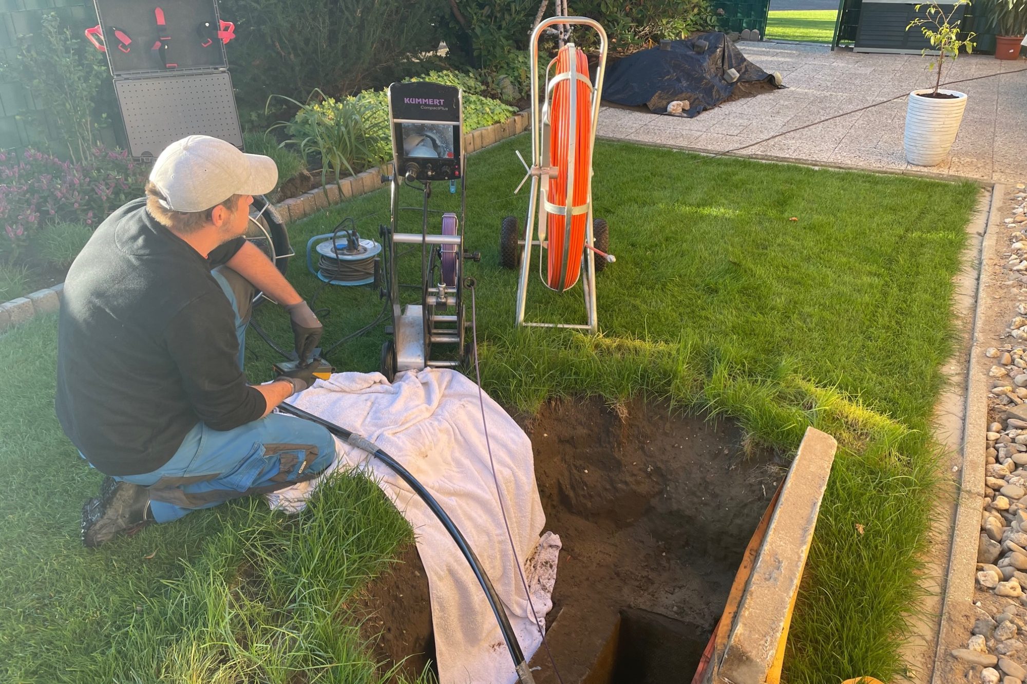 Kamerainspektion Timo arbeitet mit einer Inspektionskamera an einem offfen Schacht.